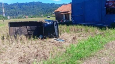 Mobil Pickup Terguling Terguling di Cisolok Sukabumi