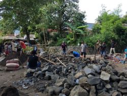 Belum Ada Bantuan Pasca Banjir, Warga Gumelar Sukabumi Perbaiki Tanggul Jebol dengan Swadaya