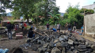 Belum Ada Bantuan Pasca Banjir, Warga Gumelar Sukabumi Perbaiki Tanggul Jebol dengan Swadaya
