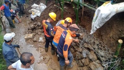 BPBD Kota Sukabumi Perkuat Tebing dan Salurkan Bantuan Bronjong Usai Longsor