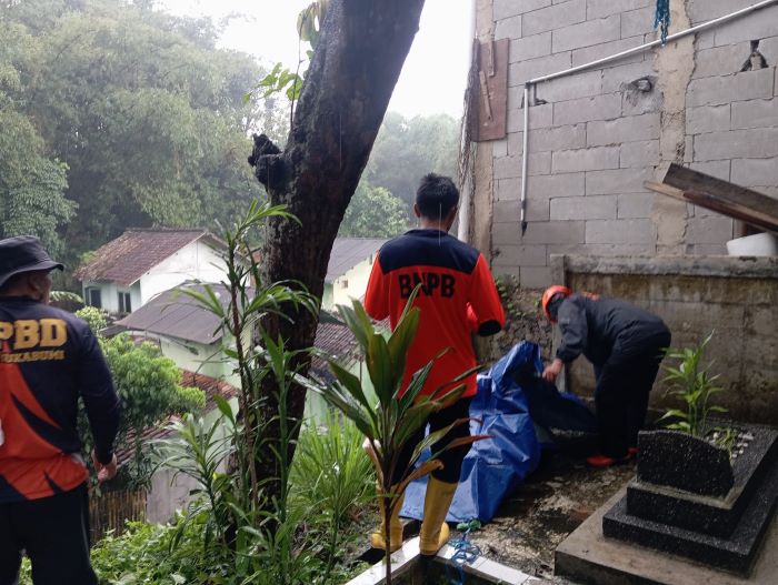 BPBD Kota Sukabumi Pasang Terpal di Tebing Karangtengah Cegah Longsor Susulan