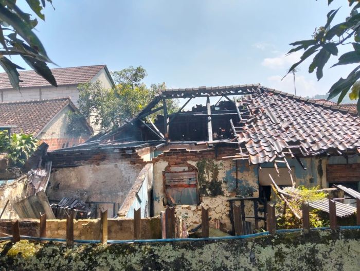 Diduga Akibat Korsleting Listrik, Rumah Kakak Adik di Cikembar Terbakar