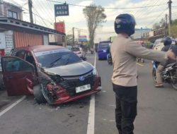Diduga Hilang Konsentrasi, Minibus Tabrak Tronton di Dekat Gerbang Tol Parungkuda