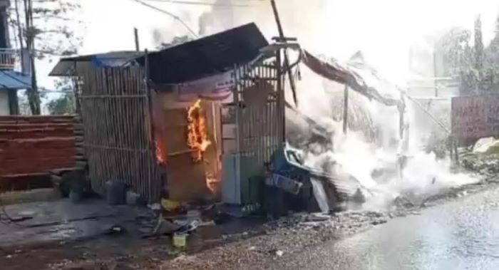 Kebakaran Kios Makanan, Jalan Raya Cibolang Macet 10 Menit