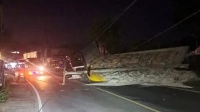 Truk Semen Terguling di Jalan Raya Sukabumi-Bogor, Lalu Lintas Macet