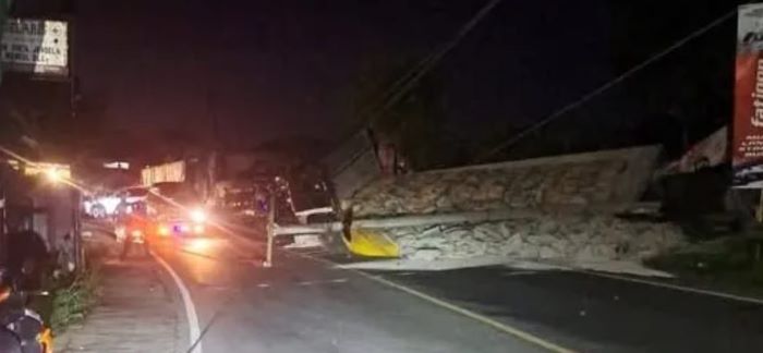 Truk Semen Terguling di Jalan Raya Sukabumi-Bogor, Lalu Lintas Macet