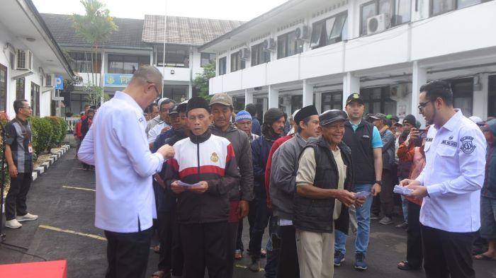 380 Tukang Becak & Kusir Delman Sukabumi Terima Bantuan Dari Wali Kota