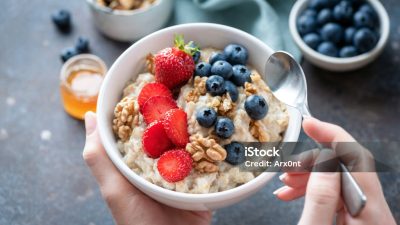 Oatmeal dengan Potongan Buah Segar: Sarapan Sehat yang Mengenyangkan
