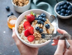 Oatmeal dengan Potongan Buah Segar: Sarapan Sehat yang Mengenyangkan