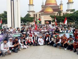 ‎Aksi Solidaritas untuk Palestina, Ratusan Warga Sukabumi Turun ke Jalan ‎