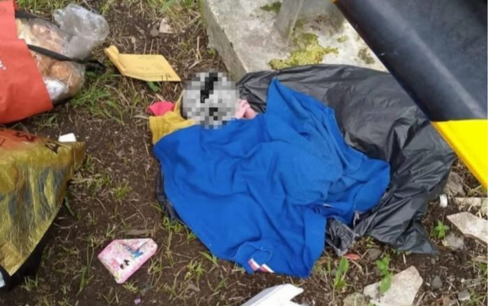 Bayi Malang Ditemukan Terbungkus Kresek di Pinggir Jalan