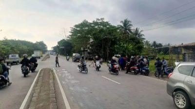 Nekat Lawan Arah, Pemotor Terkapar Bersimbah Darah di Cisaat Sukabumi
