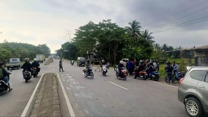 Nekat Lawan Arah, Pemotor Terkapar Bersimbah Darah di Cisaat Sukabumi