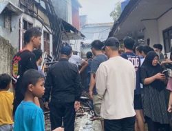 Kebakaran Hebat di Cisaat! Deretan Kontrakan Ludes, Warga Panik & Gotong Royong Padamkan Api