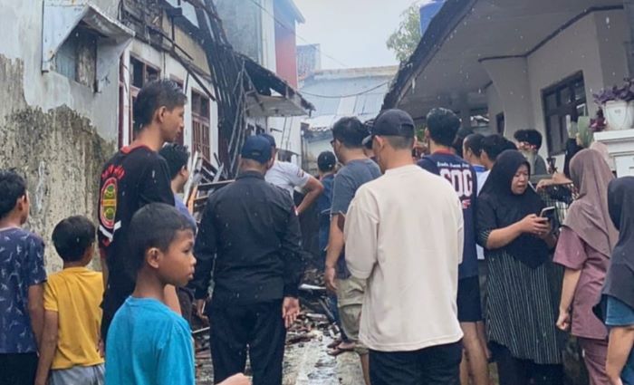Kebakaran Hebat di Cisaat! Deretan Kontrakan Ludes, Warga Panik & Gotong Royong Padamkan Api