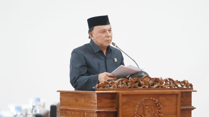 Puluhan orang yang mengatasnamakan Aliansi Masyarakat Muslim Sukabumi yang terdiri dari kelompok organisasi kemasyarakatan (Ormas)