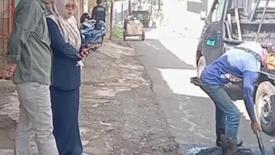 Sebanyak 15 titik jalan rusak yang tersebar di enam kelurahan di Kecamatan Warudoyong, Kota Sukabumi, rampung diperbaiki. Perbaikan tersebut merupakan hasil kolaborasi dan respons cepat antara pemerintah kecamatan dan Dinas Pekerjaan Umum (PU) Kota Sukabumi. ‎ ‎Camat Warudoyong, Sandra Utama Teguh, mengatakan, kerusakan jalan sebelumnya sempat menimbulkan keluhan dari masyarakat karena mengganggu aktivitas sehari-hari, memperlambat akses ekonomi, dan meningkatkan risiko kecelakaan. ‎ ‎"Kami menerima banyak laporan soal jalan berlubang. Maka kami segera berkoordinasi dengan pihak PU dan alhamdulillah, 15 titik ini sudah selesai diperbaiki," ujarnya saat meninjau lokasi perbaikan, Rabu, 16 Juli 2025. ‎ ‎Adapun lokasi-lokasi yang terkena program perbaikan terdiri dari satu titik di Kelurahan Warudoyong, dua titik di Kelurahan Benteng, empat titik di Kelurahan Sukakarya, tiga titik di Kelurahan Nyomplong, dan lima titik di Kelurahan Dayeuhluhur. ‎ ‎Seluruh perbaikan di beberapa tempat tersebut dilakukan dalam pekan terakhir dengan metode penambalan dan pelapisan ulang sesuai tingkat kerusakan. ‎ ‎Sandra mengatakan, perbaikan jalan tersebut bukan hanya menjawab kebutuhan infrastruktur dasar, tetapi juga menunjukkan komitmen pemerintah dalam merespons cepat kebutuhan warga. ‎ ‎Ia juga menegaskan pentingnya peran masyarakat dalam menjaga infrastruktur yang sudah dibangun. "Partisipasi warga sangat penting, tidak hanya untuk pelaporan tapi juga menjaga agar jalan tetap bersih dan tidak cepat rusak kembali," jelasnya. ‎ ‎Ia juga mengimbau warga untuk tidak membuang sampah sembarangan di sekitar saluran air yang melintasi badan jalan, sebab genangan air kerap menjadi penyebab utama cepat rusaknya aspal. “Kalau saluran mampet, air menggenang, dan jalan cepat rusak. Jadi ini tanggung jawab bersama,” tambahnya. ‎ ‎Dengan selesainya perbaikan ini, Sandra berharap kenyamanan dan keselamatan pengguna jalan meningkat. Ia optimistis perbaikan ini turut mendorong kelancaran arus barang dan mobilitas masyarakat yang berdampak positif terhadap ekonomi lokal. ‎ ‎“Semoga dengan jalan yang kini sudah bagus dan mulus, akan mengurangi risiko kecelakaan yang terjadi. Sehingga aktivitas masyarakat sehari-hari bisa kembali berjalan normal," tandasnya. UM