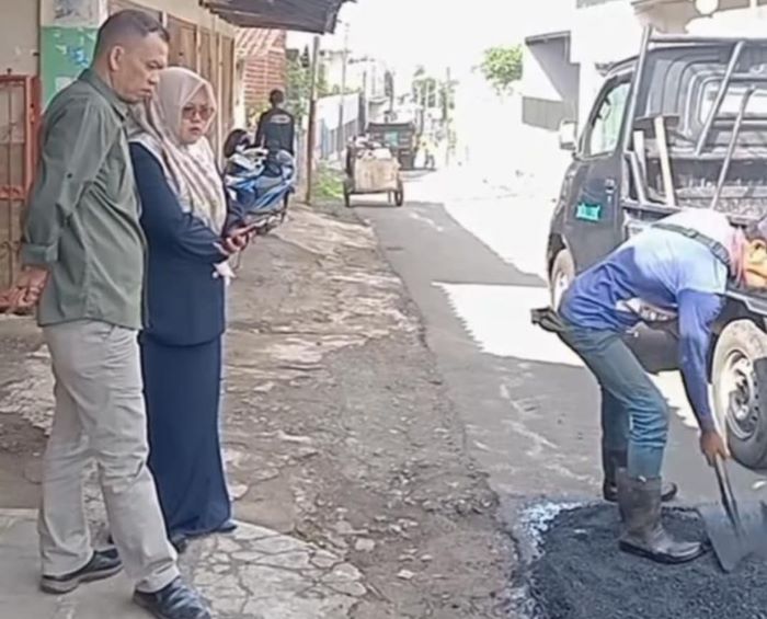 Sebanyak 15 titik jalan rusak yang tersebar di enam kelurahan di Kecamatan Warudoyong, Kota Sukabumi, rampung diperbaiki. Perbaikan tersebut merupakan hasil kolaborasi dan respons cepat antara pemerintah kecamatan dan Dinas Pekerjaan Umum (PU) Kota Sukabumi. ‎ ‎Camat Warudoyong, Sandra Utama Teguh, mengatakan, kerusakan jalan sebelumnya sempat menimbulkan keluhan dari masyarakat karena mengganggu aktivitas sehari-hari, memperlambat akses ekonomi, dan meningkatkan risiko kecelakaan. ‎ ‎"Kami menerima banyak laporan soal jalan berlubang. Maka kami segera berkoordinasi dengan pihak PU dan alhamdulillah, 15 titik ini sudah selesai diperbaiki," ujarnya saat meninjau lokasi perbaikan, Rabu, 16 Juli 2025. ‎ ‎Adapun lokasi-lokasi yang terkena program perbaikan terdiri dari satu titik di Kelurahan Warudoyong, dua titik di Kelurahan Benteng, empat titik di Kelurahan Sukakarya, tiga titik di Kelurahan Nyomplong, dan lima titik di Kelurahan Dayeuhluhur. ‎ ‎Seluruh perbaikan di beberapa tempat tersebut dilakukan dalam pekan terakhir dengan metode penambalan dan pelapisan ulang sesuai tingkat kerusakan. ‎ ‎Sandra mengatakan, perbaikan jalan tersebut bukan hanya menjawab kebutuhan infrastruktur dasar, tetapi juga menunjukkan komitmen pemerintah dalam merespons cepat kebutuhan warga. ‎ ‎Ia juga menegaskan pentingnya peran masyarakat dalam menjaga infrastruktur yang sudah dibangun. "Partisipasi warga sangat penting, tidak hanya untuk pelaporan tapi juga menjaga agar jalan tetap bersih dan tidak cepat rusak kembali," jelasnya. ‎ ‎Ia juga mengimbau warga untuk tidak membuang sampah sembarangan di sekitar saluran air yang melintasi badan jalan, sebab genangan air kerap menjadi penyebab utama cepat rusaknya aspal. “Kalau saluran mampet, air menggenang, dan jalan cepat rusak. Jadi ini tanggung jawab bersama,” tambahnya. ‎ ‎Dengan selesainya perbaikan ini, Sandra berharap kenyamanan dan keselamatan pengguna jalan meningkat. Ia optimistis perbaikan ini turut mendorong kelancaran arus barang dan mobilitas masyarakat yang berdampak positif terhadap ekonomi lokal. ‎ ‎“Semoga dengan jalan yang kini sudah bagus dan mulus, akan mengurangi risiko kecelakaan yang terjadi. Sehingga aktivitas masyarakat sehari-hari bisa kembali berjalan normal," tandasnya. UM
