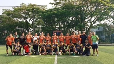 Silaturahmi Lewat Sepak Bola, Bappeda dan PWI Adu Taktik di Mini Soccer