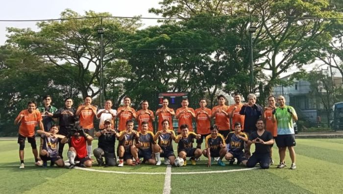 Silaturahmi Lewat Sepak Bola, Bappeda dan PWI Adu Taktik di Mini Soccer