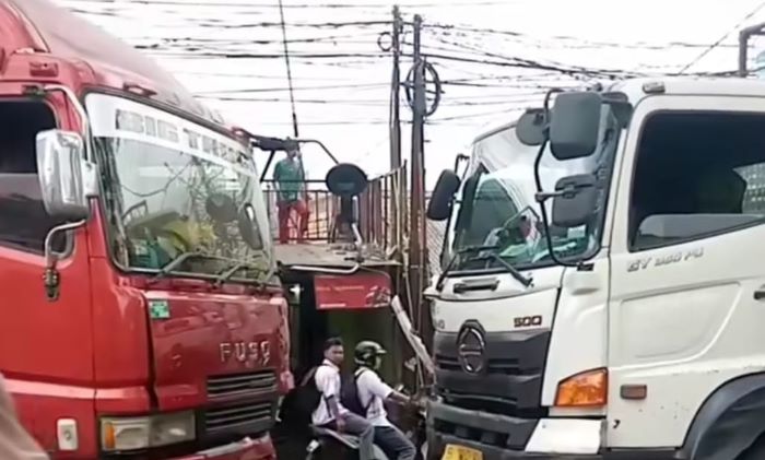 Adu Banteng di Simpang Cidahu, Dua Truk Sebabkan Macet Total Selama Dua Jam