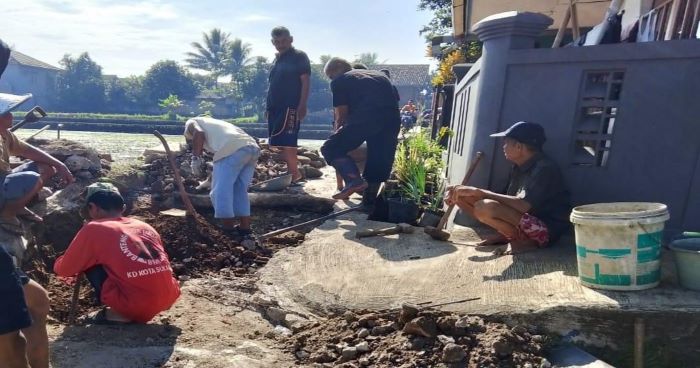 Warga Lembursitu Patungan Perbaiki Jalan Rusak