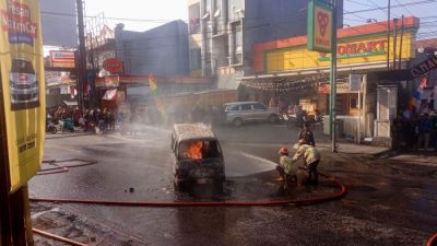 ‎Angkutan Umum Terbakar di Sukaraja, Sopir Alami Luka Serius  ‎