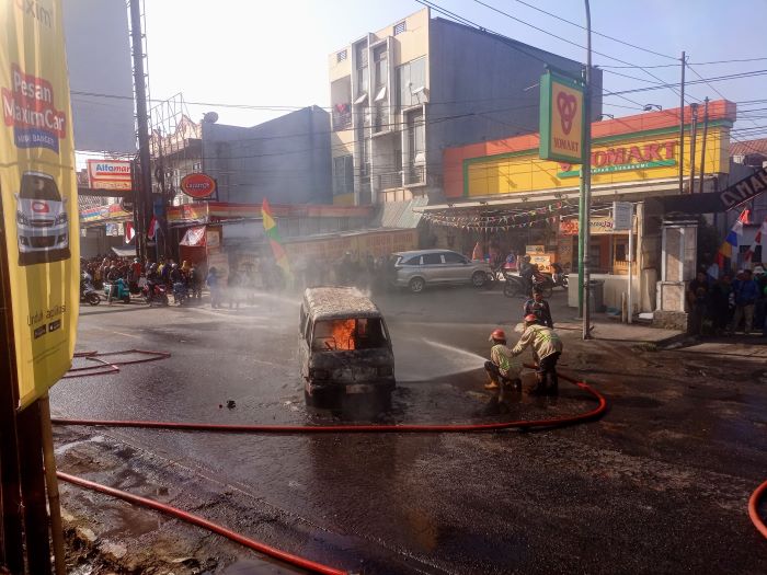 ‎Angkutan Umum Terbakar di Sukaraja, Sopir Alami Luka Serius ‎