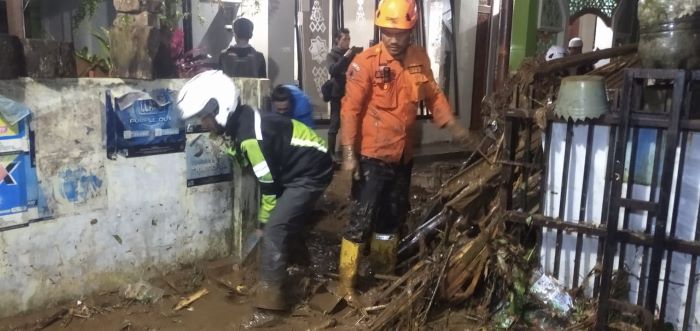 Puluhan Rumah Terendam Banjir di Karangtengah Sukabumi, Tiga Anak Diselamatkan