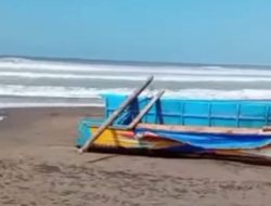 Dua Perahu Nelayan Terbalik Dihantam Ombak di Tegalbuleud, Satu Orang Masih Hilang