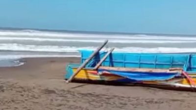 Dua Perahu Nelayan Terbalik Dihantam Ombak di Tegalbuleud, Satu Orang Masih Hilang