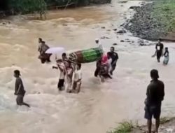 Miris, Jenazah Harus Dipikul Lintasi Sungai Akibat Jembatan Tak Berfungsi