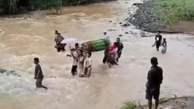 Miris, Jenazah Harus Dipikul Lintasi Sungai Akibat Jembatan Tak Berfungsi