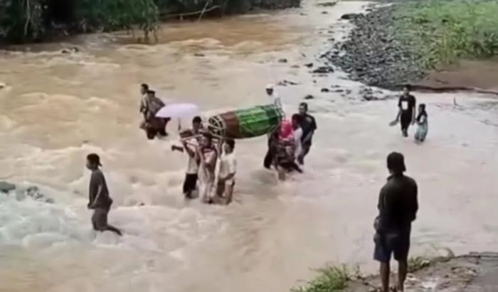 Miris, Jenazah Harus Dipikul Lintasi Sungai Akibat Jembatan Tak Berfungsi