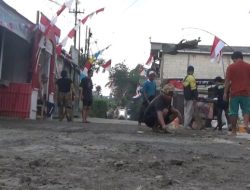 Akses Jalan Sikib Rusak Parah, Warga Gelar Kerja Bakti