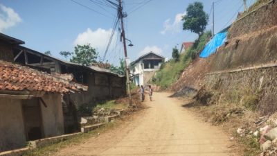 Debu Tebal Selimuti Cicurug Usai Longsor, Aktivitas Warga Terganggu