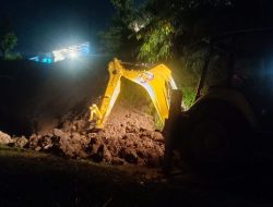Longsor Tutup Jalan Utama Cicewol, Evakuasi Dipercepat Meski Hujan Deras