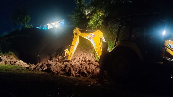 Longsor Tutup Jalan Utama Cicewol, Evakuasi Dipercepat Meski Hujan Deras