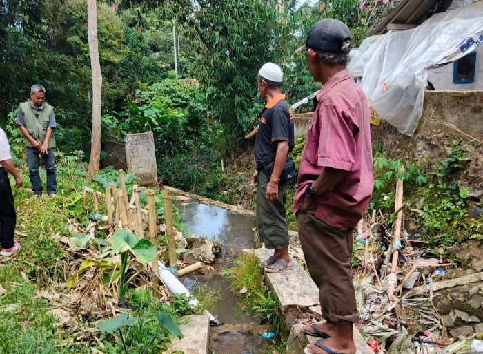 Warga Babakan Bandung Minta Pemda Perbaiki MCK dan Irigasi yang Mangkrak