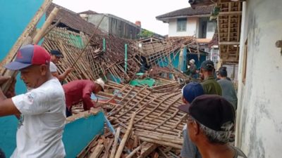 Diguyur Hujan Deras, Bangunan MDTA di Gunungguruh Runtuh Total