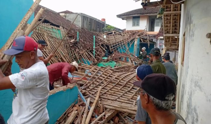 Diguyur Hujan Deras, Bangunan MDTA di Gunungguruh Runtuh Total