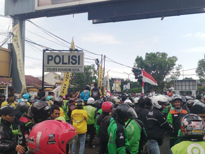 Ribuan Driver Ojol Kepung Mapolres Sukabumi Kota, Ini Tuntutannya