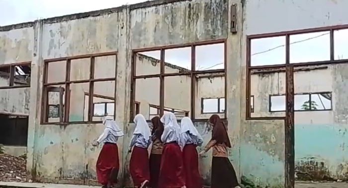 Sekolah di Jampangtengah Terancam Ambruk, Ratusan Siswa Belajar di Ruang Darurat