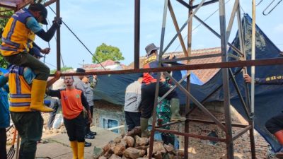 Hujan Deras Picu Longsor di Citamiang, Dua Rumah Warga Rusak Tertimpa TPT