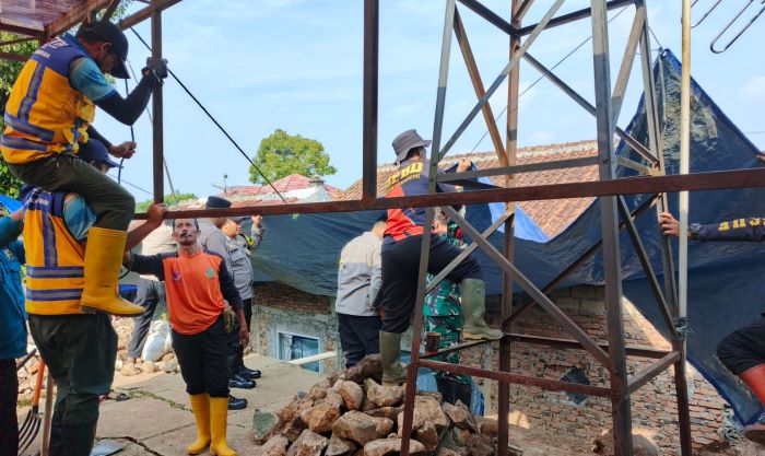 Hujan Deras Picu Longsor di Citamiang, Dua Rumah Warga Rusak Tertimpa TPT