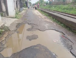 Jalan Sikib Rusak Parah, Warga Desak Pemerintah Lakukan Perbaikan