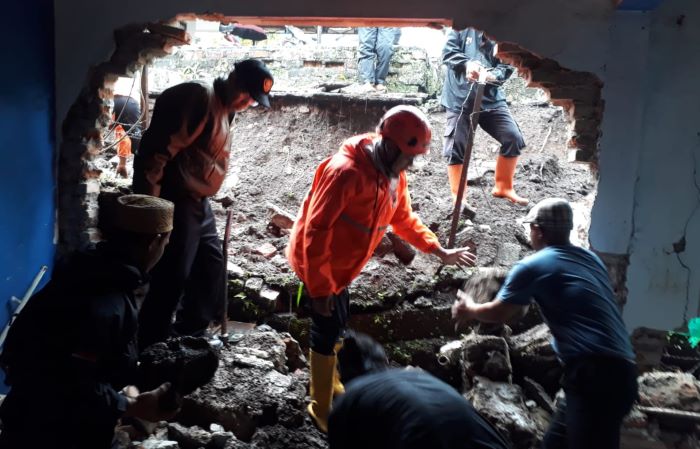 TPT Citamiang Longsor, Dua Rumah Warga Rusak Tertimpa Material