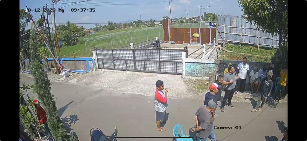 Ketua RW 9 PCP 2, Herry Mulyadi (tengah) bersama warga saat membahas persoalan tembok.