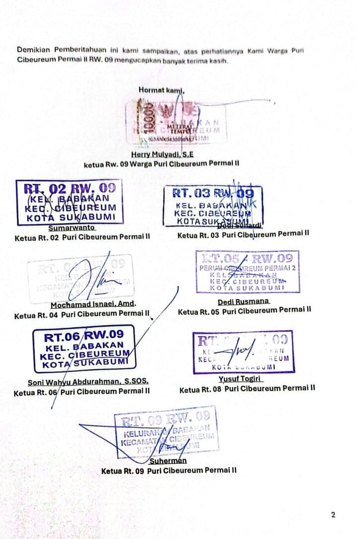 Hj. Rieta Indrayati memperlihatkan dokumen perizinan dan bukti pembayaran retribusi PBG.
