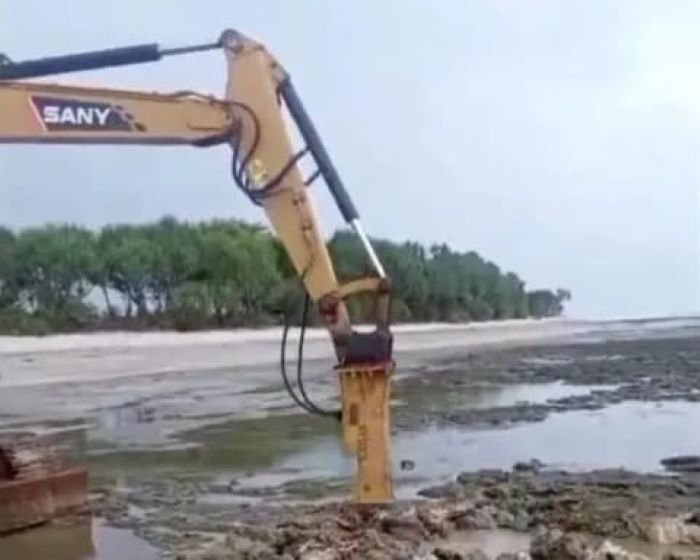 Aktivitas Alat Berat di Pantai Minajaya Dihentikan, PT BSM Belum Kantongi Izin